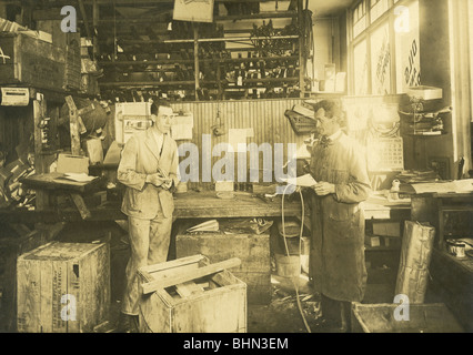 1920 foto del garage del meccanico presso la Lincott Motor Company, 690 Beacon Street, Boston, Massachusetts. Foto Stock