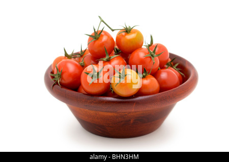 Pomodori ciliegia in ciotola di legno Foto Stock