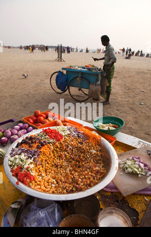 India Kerala, Kovalam, Hawah (EVE) spiaggia, snack bancarelle di vendita preparato miscelato verdure crude Foto Stock