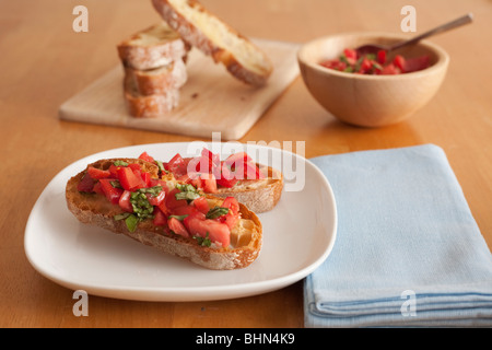 Pomodoro e Basilico bruschetta fatta con croccante di cibatta italiano pane Foto Stock