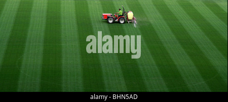 Campo sportivo su irrigazione stadio Camp Nou a Barcellona. Foto Stock