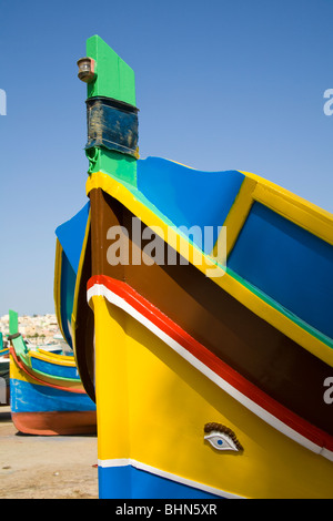 Close-up di dipinto luminosamente Luzzu barca da pesca Foto Stock