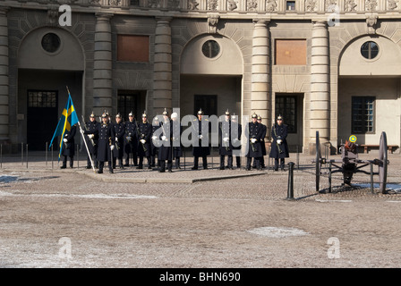 Cambio della guardia al Palazzo Reale di Stoccolma, Svezia Foto Stock