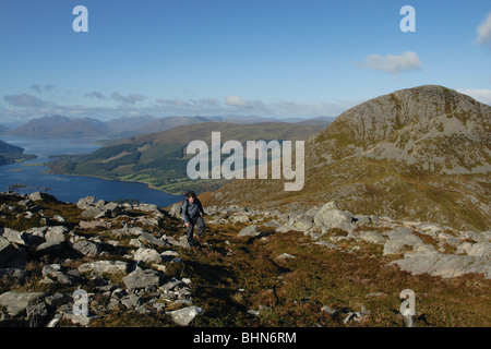 Un viandante avvicinarsi al vertice di Sgorr nam Fiannaidh, un munro sul Aonach Eagach sopra Glencoe West Highlands della Scozia Foto Stock