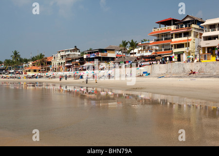 India Kerala, Kovalam, Faro (ADAM) spiaggia con la bassa marea, con nuovo sviluppo sul lungomare Foto Stock