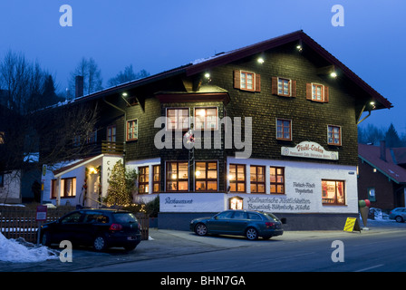 Geografia / viaggi, in Germania, in Baviera, Foresta Bavarese, Bayerisch Eisenstein, caffetteria, ristorante, taverna, vista esterna, night shot, Additional-Rights-Clearance-Info-Not-Available Foto Stock