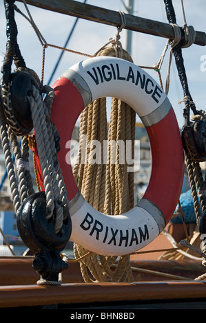 Lifebelt sullo storico Brixham trawler vigilanza Foto Stock