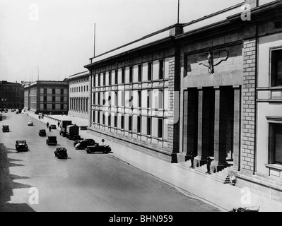 Nazismo / nazionalsocialismo, architettura, Cancelleria del nuovo Reich, Berlino, Voßstreet 4-6, costruito 1938/1939 da Albert Speer, 1939, storico, storico, 20th secolo, Germania nazista, Terzo Reich, Reich tedesco, idea ufficiale del cancelliere Adolf Hitler, altri architetti hanno preso parte: Otto Apel, Werner Dieffenbach, Hans Peter Klinke, Walter Kühnell, Carl Piepenburg, Fritz Raab, Hans Russwurm, Gerhard Winter Blubo, aquila imperiale, ingresso, Vossstreet, Vossstrasse, residenza ufficiale, residenze ufficiali del Cancelliere, persone, 1930s, Foto Stock