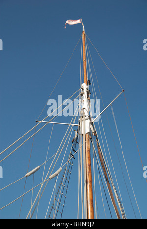 Montante principale della storica Brixham trawler vigilanza Foto Stock