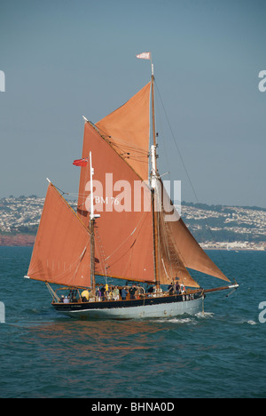La storica Brixham trawler vigilanza a vele spiegate Foto Stock