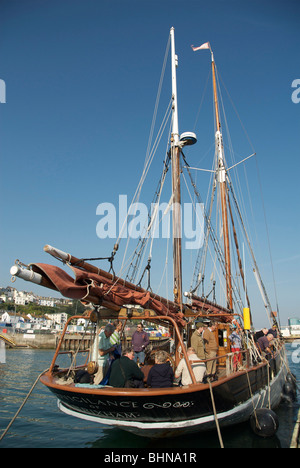 La storica Brixham trawler vigilanza si prepara per un viaggio intorno alla baia Foto Stock