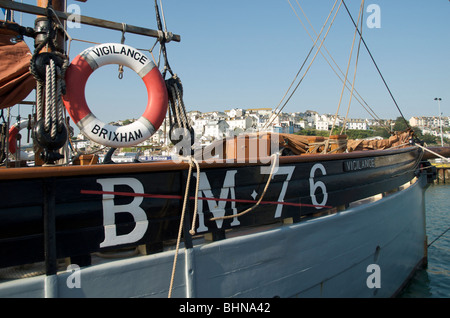 La storica Brixham trawler vigilanza presso il suo ormeggio Foto Stock