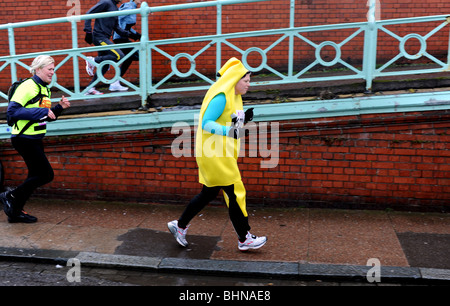 Donna abiti come una banana prendendo parte alla Sussex Beacon Mezza Maratona gara di corsa in Brighton Foto Stock