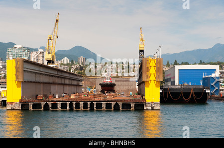 Floating drydock a North Vancouver, BC, Canada, azionato da Vancouver Drydock Company Limited. Un rimorchiatore è in drydock. Foto Stock