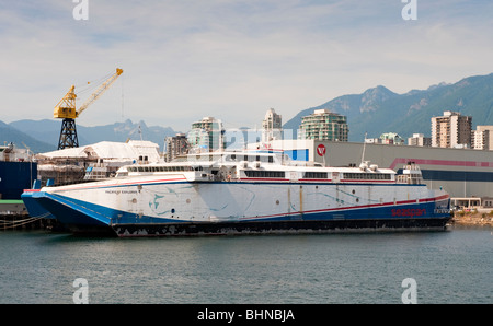 In disuso Pacificat " serie " traghetto veloce, 'Pacificat Explorer'(1998) , ormeggiato a North Vancouver, BC, Canada Foto Stock