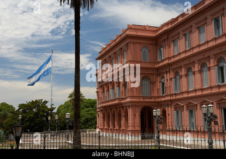 Grande bandiera argentina volare al di sopra dell'ala nord della casa rosada la casa rosa uffici presidenziali Repubblica argentina Foto Stock