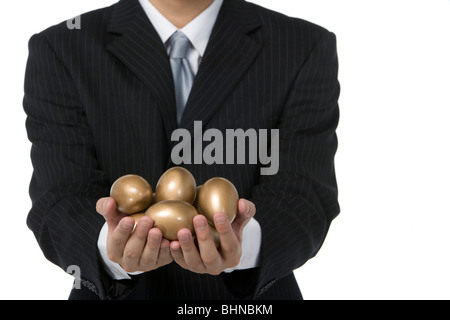 Imprenditore azienda uova d'oro Foto Stock