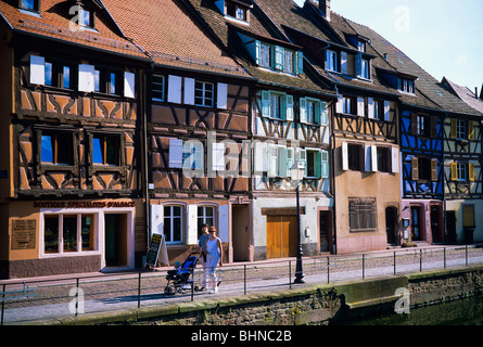 A struttura mista in legno e muratura case di pescatori, 'Quai de la Poissonnerie, banchina di Tanner del distretto di Colmar, Alsazia, Francia Foto Stock