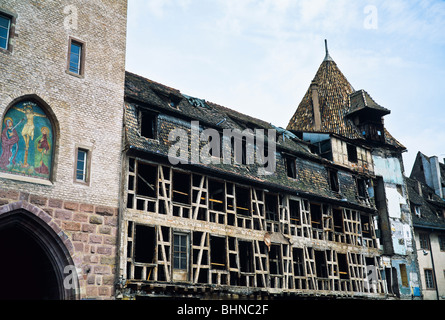 Antica casa in legno e muratura ristrutturazione sito, Strasburgo, Alsazia, Francia Foto Stock