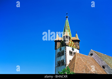 Torre campanaria con torri di avvistamento di Saint-Georges romanica del XII secolo, Chatenois, Alsazia, Francia Foto Stock