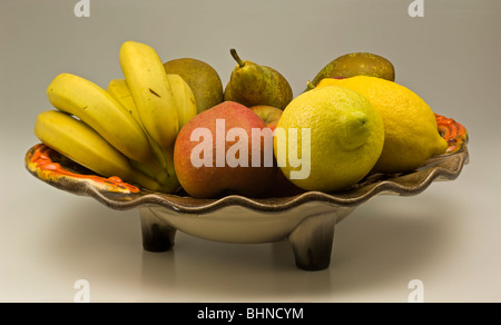 Ritardo di frutta con mele banane i limoni e le pere Foto Stock
