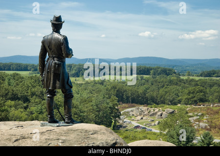 Vista su Devil's Den da Little Round Top al campo di battaglia di Gettysburg con unione Generale Warren statua in primo piano. Foto Stock