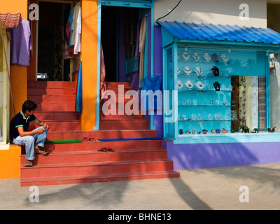 India Kerala, Kovalam, Faro (ADAM) spiaggia, verniciato colorato lungomare negozi Foto Stock