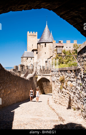 La gente camminare attraverso il castello esterno "Cité de Carcassonne' Le Cite Carcasonne Aude Languedoc Francia Foto Stock