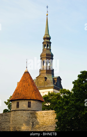 Torre sulla cinta muraria della città intorno alla città vecchia (Vanalinn), Tallinn, Estonia, con la guglia di Niguliste Kirik, la chiesa di San Nicola Foto Stock