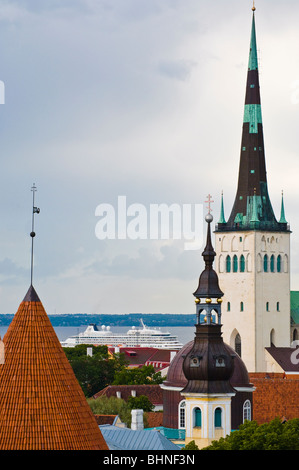 Vista da altezze di Toompea sopra la Città Vecchia al porto delle navi da crociera, Tallinn, Estonia Foto Stock