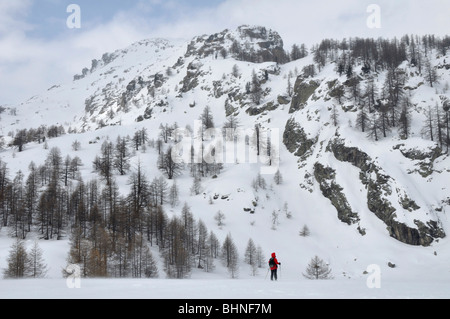 Escursioni con le racchette da neve in prossimità Lac des Grenouilles, Casterino, Mercantour Alpi, Francia Foto Stock