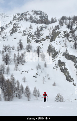 Escursioni con le racchette da neve in prossimità Lac des Grenouilles, Casterino, Mercantour Alpi, Francia Foto Stock