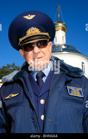 Sovietico/cosmonauta russo Alexey Leonov (1934) di fronte al Yuri Gagarin chiesa a Novoselovo, Russia Foto Stock