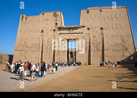 Il primo pilone del Tempio di Horus Edfu. Foto Stock