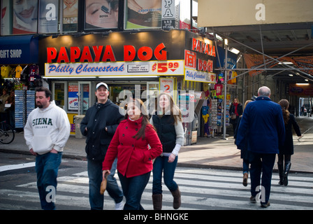 La papaia cane negozio a New York Sabato, 20 febbraio 2010. (© Richard B. Levine) Foto Stock