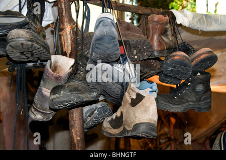 Mercato delle pulci Swap bazaar boot stivali scarpe scarpe Foto Stock