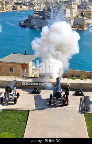 Mezzogiorno pistola che spara, batteria a salve, La Valletta Foto Stock