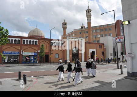 Gli studenti a est di Londra e moschea musulmana di Londra centro, London Borough of Tower Hamlets Whitechapel Foto Stock