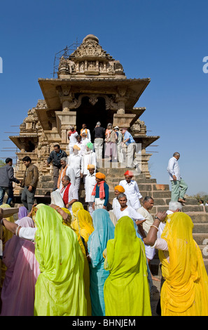 Le donne indiane contemplando il tempio Lakshmana. Khajuraho. Il Madhya Pradesh. India Foto Stock