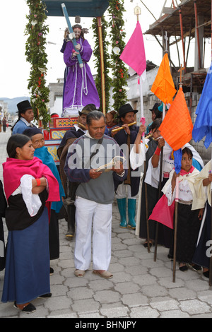 Orazione indigena processione durante la Settimana Santa in Cotacachi, Ecuador Foto Stock