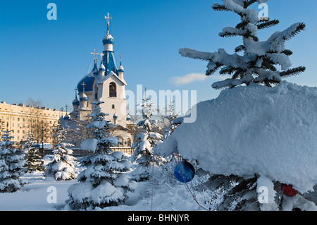 Chiesa Russa Ortodossa di San Pietroburgo città sotto il bianco della neve. L'inverno. Blue sky. Nessuno. Coperte di neve area intorno. Foto Stock