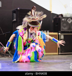 Nativo di giovane ragazza canadese dancing, Festival du Voyageur, Winnipeg, Manitoba Canada. Foto Stock