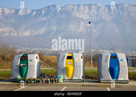 Il riciclo di punti di raccolta e bottle bank vicino a Aix les Bains. Savoie (Savoia) (alpina) Dipartimento della Francia. Foto Stock