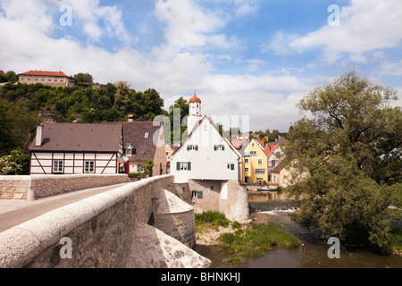 Harburg, Baviera, Germania. Vista lungo stretto ponte su fiume Wornitz al pittoresco medievale villaggio bavarese Foto Stock