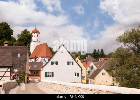 Harburg, Baviera, Germania. Vista lungo stretto ponte su fiume Wornitz al pittoresco medievale villaggio bavarese sulla Strada Romantica Foto Stock