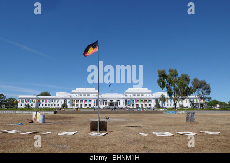 La protesta degli aborigeni camp fuori la vecchia sede del parlamento a Canberra. Foto Stock