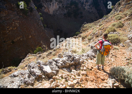 Escursionista discendente nel Aradena Gorge, White Mountains, Creta, Grecia. Foto Stock