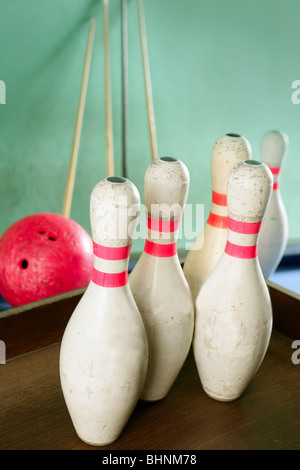 Biliardo e bowling giochi ancora la vita i giochi su sfondo verde Foto Stock