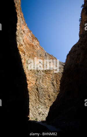 Escursionista stagliano alla base della gola di Aradena, White Mountains, Creta, Grecia. Foto Stock