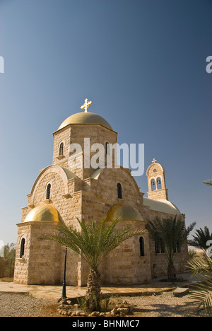 Chiesa cattolica presso il luogo ufficiale presso il fiume Giordano in cui Gesù Cristo fu battezzato, Giordania, Asia. Foto Stock